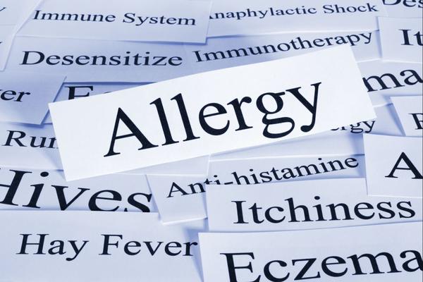 What are symptoms and sequelae of allergies to metals?